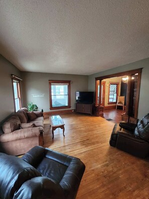 テレビ、テレビゲーム、DVD プレーヤー、書庫