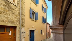 A narrow street with buildings featuring stone facades and wooden doors. - 2 bedroom gorgeous home in Labin (Labin)