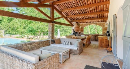 6 bedroom pet friendly home in CarcĂšs