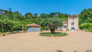A building with a courtyard, surrounded by trees and greenery. - Awesome home in Carcès (Carcès)