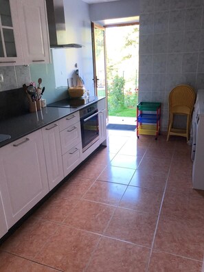 Fridge, microwave, oven, stovetop - La Tranquille de la Campagne pas Loin de Perigueux (Église-Neuve-de-Vergt)