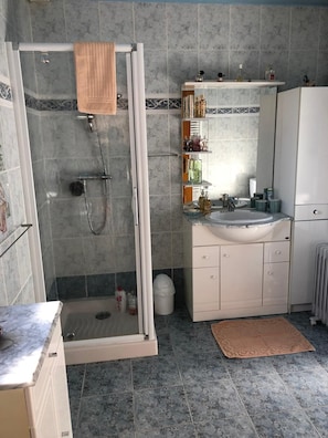 Douche, sĂšche-cheveux, bidet, serviettes fournies