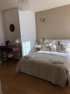 1 bedroom, desk, iron/ironing board, travel cot - La Tranquille de la Campagne pas Loin de Perigueux (Église-Neuve-de-Vergt)