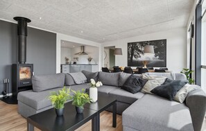 TV, fireplace, foosball, table tennis - Nice home in Nørre Nebel with kitchen (Nørre Nebel)