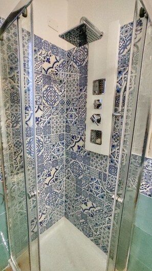 Deluxe Double Room, 1 Bedroom, Ensuite, Mountain View | Bathroom | Shower, hydromassage showerhead, hair dryer, bidet - STELLA DORADA VACANZE BEDROOMS  (Castiadas)