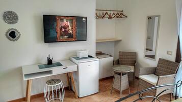 Deluxe-Doppelzimmer, 1 Schlafzimmer, mit Bad, Bergblick | Wohnbereich | Fernseher