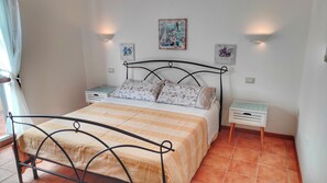 Deluxe Double Room, 1 Bedroom, Ensuite, Mountain View | Individually furnished, desk, bed sheets - STELLA DORADA VACANZE BEDROOMS  (Castiadas)