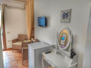 Romantic Room | Living area | TV - STELLA DORADA VACANZE BEDROOMS  (Castiadas)