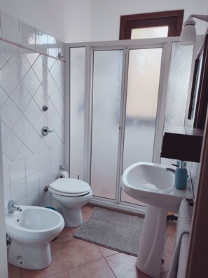 Douche, sèche-cheveux, bidet, serviettes fournies