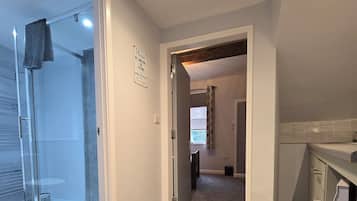 1 habitación, cortinas blackout y insonorización