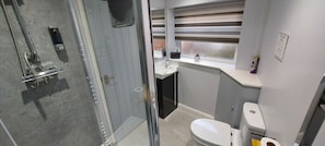 Chambre classique, 1 chambre, salle de bain attenante, vue sur la ville (Ground Floor Room ) | Salle de bain