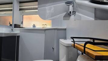 Habitación clásica, 1 habitación, baño en la habitación, vista a la ciudad (Ground Floor Room ) | Baño