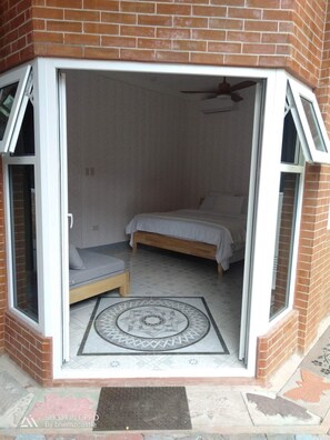 6 bedrooms, in-room safe, iron/ironing board, free WiFi - One of a kind in Zambales, Philippines, unique architectural design (Botolan)