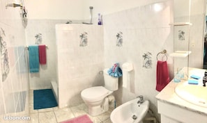 Dusj, hårføner, bidé og håndklær