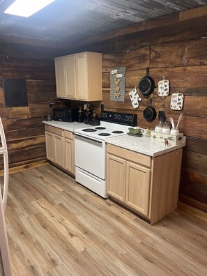 Fridge, microwave, oven, stovetop - Mine Lick Creek Resort 128 (Baxter)