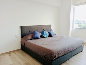 3 habitaciones, tabla de planchar con plancha, wifi y ropa de cama