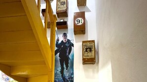 Eine gelbe Treppe mit den Schriftzügen 'Potencial' und 'Persistencia' auf den Stufen.