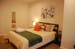 2 bedrooms, iron/ironing board, WiFi, bed sheets - Pittsburgh Delight - Comfy 2B/1B Apt w/ Private Parking, First Floor Unit (Pittsburgh)