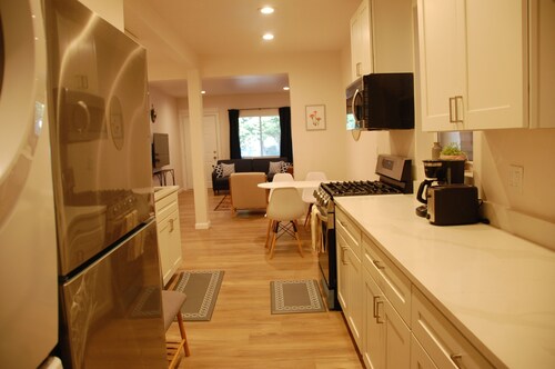 Pittsburgh Delight - Comfy 2B/1B Apt w/ Private Parking, First Floor Unit