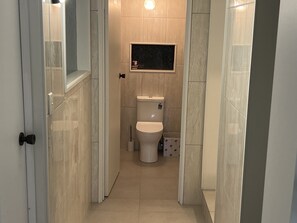 Douche, séchoir à cheveux, serviettes fournies, papier de toilette