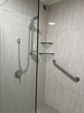 Bruser, hårtørrer, håndklæder, Toiletpapir