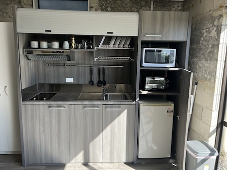 Fridge, microwave, oven, stovetop. Cosy comfortable unit with city views