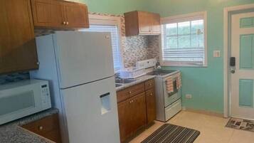 KylskÄp, mikrovÄgsugn, spishÀll och kaffe- och tebryggare