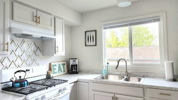 Refrigerador, microondas, horno, tostadora