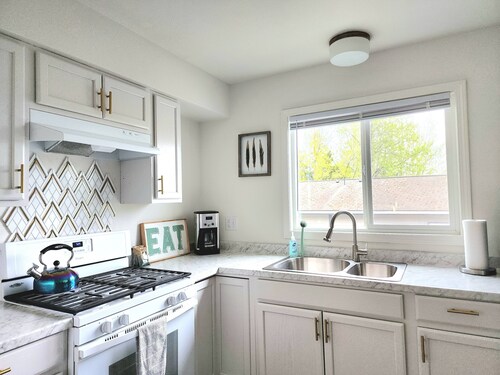 Denali Luxe Studio by airports, lakes, hiking, skiing. Newly remodeled.