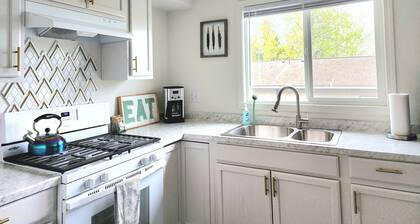 Denali Luxe Studio by airports, lakes, hiking, skiing. Newly remodeled.