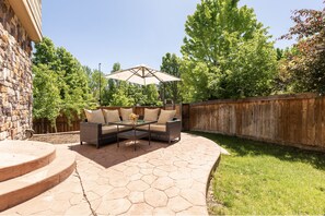 Outdoor dining - Family-friendly Serenity Paradise (Denver)