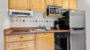Frigorífico grande, microondas, placa de cocina y lavavajillas