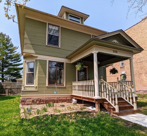 Historic House | Sleeps 9 | 8 Minutes from Duluth
