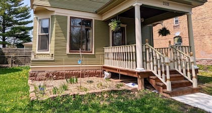 Historic House | Sleeps 9 | 8 Minutes from Duluth