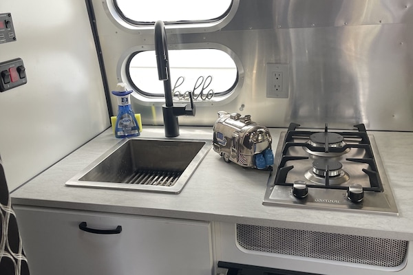 Een koelkast, een microgolfoven, een kookplaat