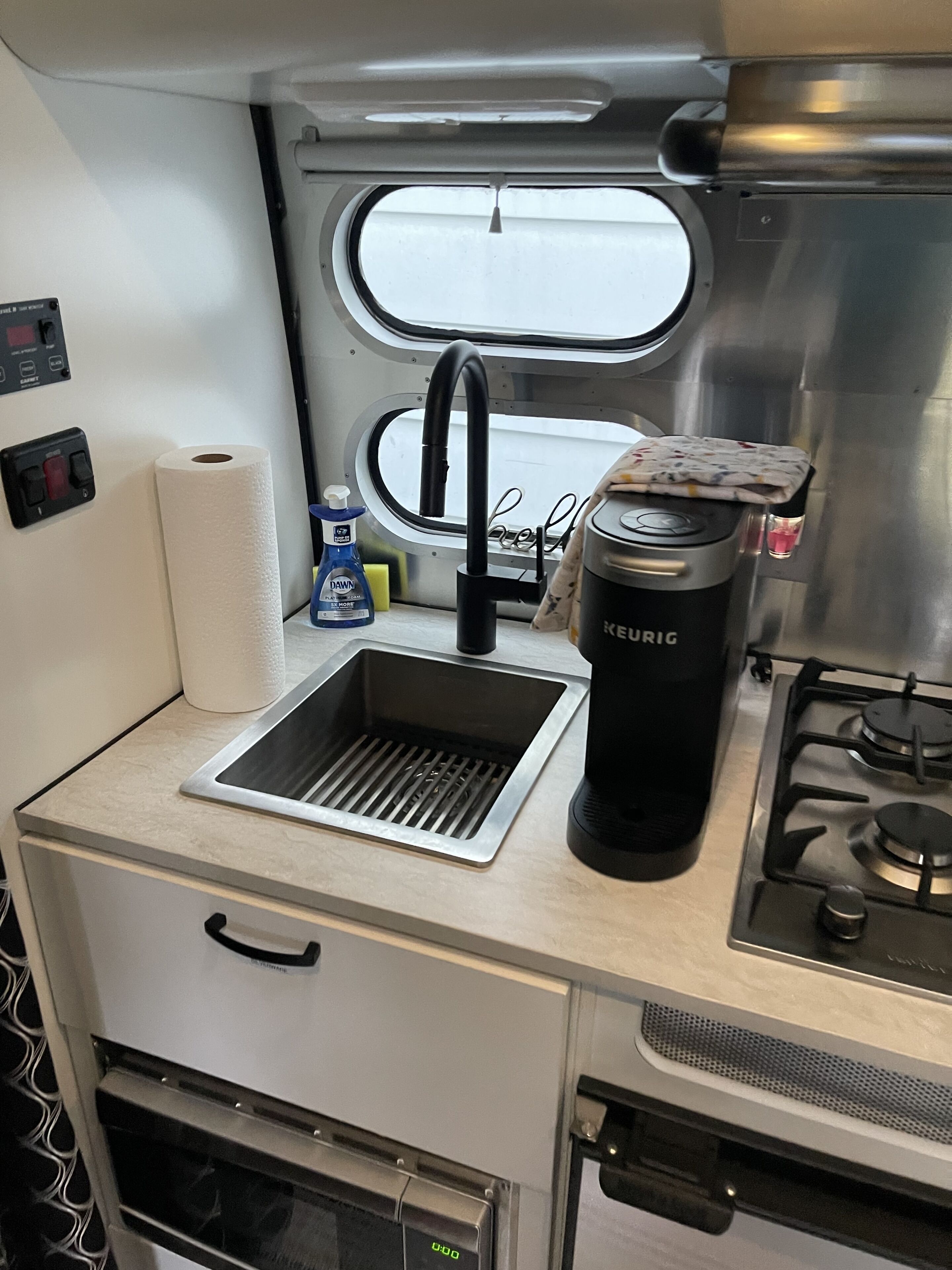 Refrigerador, microondas, parrilla de estufa y cafetera y tetera 