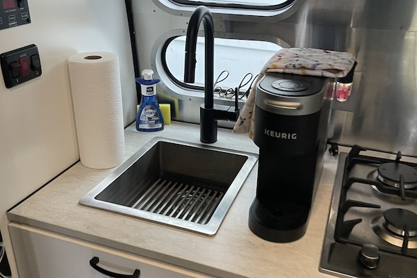 Refrigerador, microondas, parrilla de estufa y cafetera y tetera