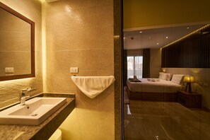 Minibar, soundproofing, free WiFi, bed sheets - New Pyramid Front Hotel (Giza)