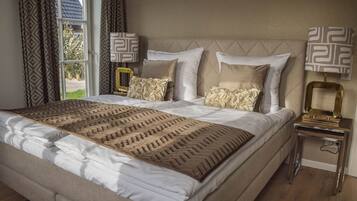 3 quartos, cofres nos quartos, escrivaninha