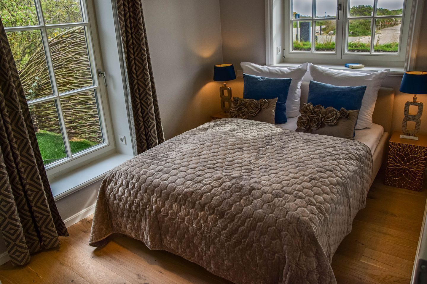 3 室のベッドルーム、セーフティボックス (室内)、デスク、アイロン / アイロン台