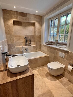 シャワー、ヘアドライヤー、タオル