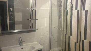 Een haardroger, zeep, toiletpapier