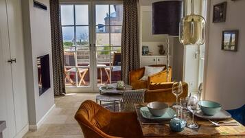 TV, fireplace, stereo