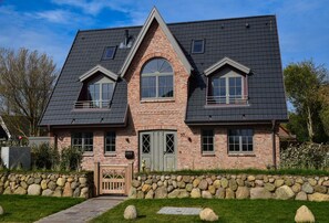 Unclassified image, 4 of 35, button