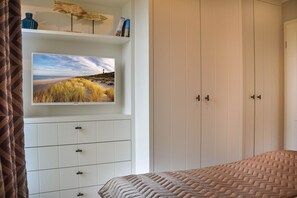 2 Schlafzimmer, Zimmersafe, Schreibtisch, Bügeleisen/Bügelbrett