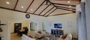 Smart TV - Short term stay for relaxing and comfortable getaway in Accra, Ghana (Accra)