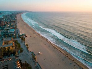 Beach - 1 Block to the Sand Stylish & Spacious Studio! (San Diego)