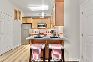 Geladeira, cooktop, cafeteira/chaleira