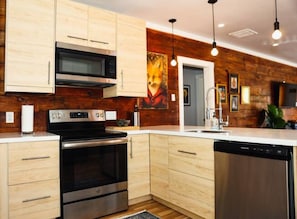 Geladeira, micro-ondas, fogão, cooktop