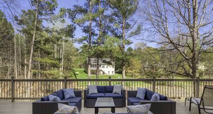 Ridgetop Lakefront Retreat! Sleeps 16, Pets welcome! Boat Rental Available!!!